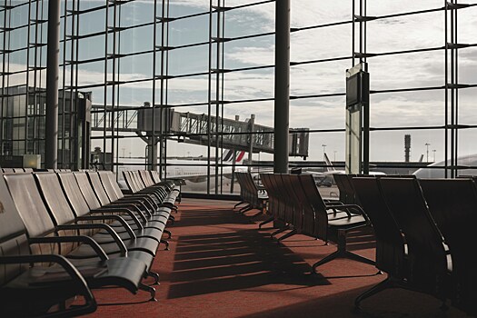 Не улетевшие в Египет туристы грозятся сдвинуть скамейки на ночь в аэропорту
