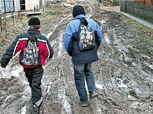 Дети ловят попутку. Жители пригорода жалуются на отсутствие автобуса