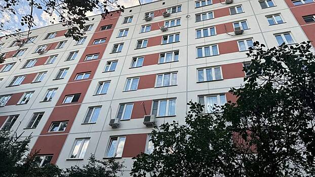 В районе Северное Измайлово завершается капремонт фасада дома 1969 года постройки