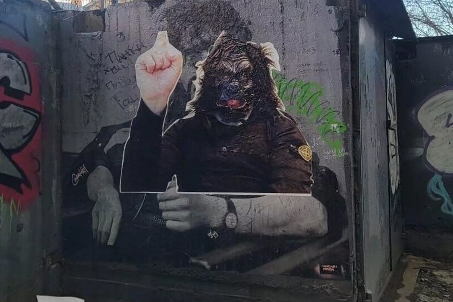 Мурал с Виктором Цоем заклеили наклейкой с Пашей Техником