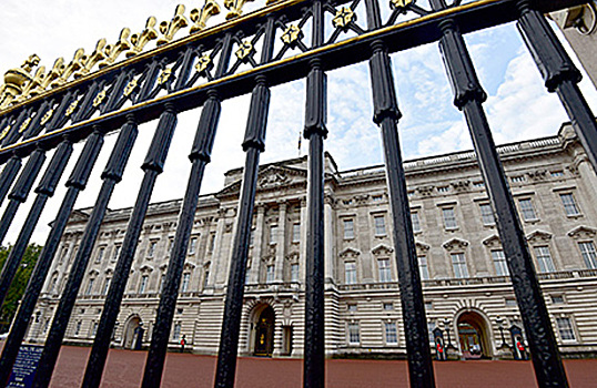 Вакансия от королевы: сколько заплатят за пошив штор в Букингемском дворце