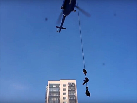 Красноярские силовики устроили праздничное шоу с рукопашной борьбой, стрельбой и вертолетом (ВИДЕО)