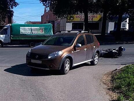 В Тольятти женщина на Renault врезалась в мотоциклиста
