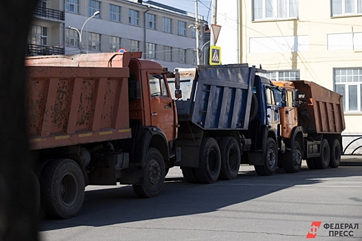 В Салехарде грузовик рухнул в траншею: что стало с водителем