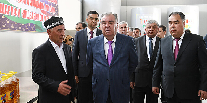 Президент Таджикистана посетил Зафарабадский район