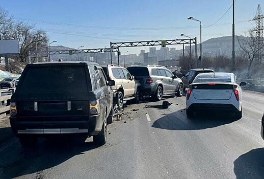 В ГИБДД Владивостока озвучили обстоятельства «многомиллионного» ДТП на Некрасовском путепроводе