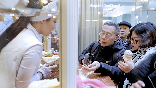 Москвичи выстроились в очередь на Красную площадь и за мороженым в ГУМе