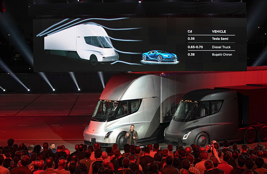 Tesla Semi Truck «сконструирован как пуля», пояснил Маск. Он сравнил аэродинамические показатели своего грузовика с Bugatti Chiron и похвастался лучшим коэффициентом сопротивления форм