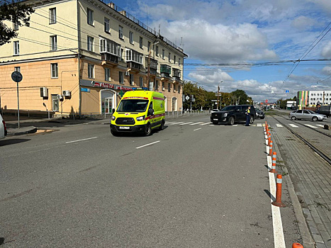 Внедорожник сбил женщину на пешеходном переходе в Челябинске