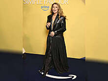 Актриса Блейк Лайвли снялась в платье с глубоким декольте без бюстгальтера