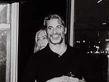 People: актриса Энистон отправится в путешествие с гипнотерапевтом Кертисом