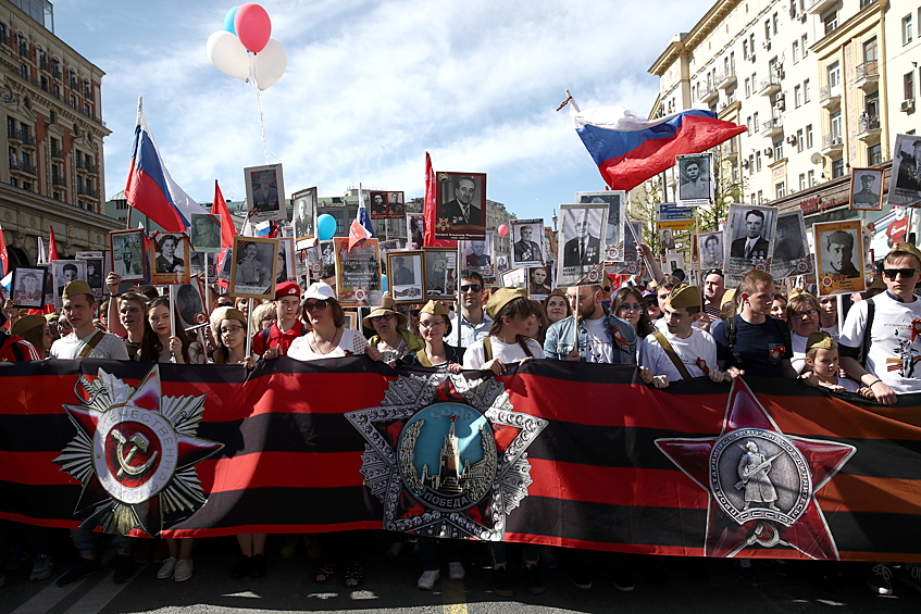 Название "Бессмертный полк" появилось в 2012 году в Томске