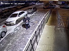 В Челябинске неизвестный раскурочил несколько машин и похитил из них вещи