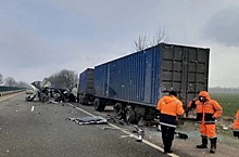 На трассе под Армавиром иномарка врезалась в припаркованную фуру