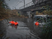 В Челябинске автобус из лужи вызволяли спасатели