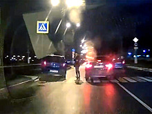 Водители точно не ожидали, что на "зебре" появится девушка