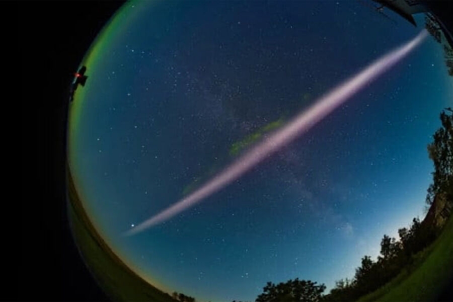 В небе над Канадой сфотографировали загадочную светящуюся полосу