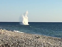 В Сочи на берег моря выбросило авиабомбу времен войны