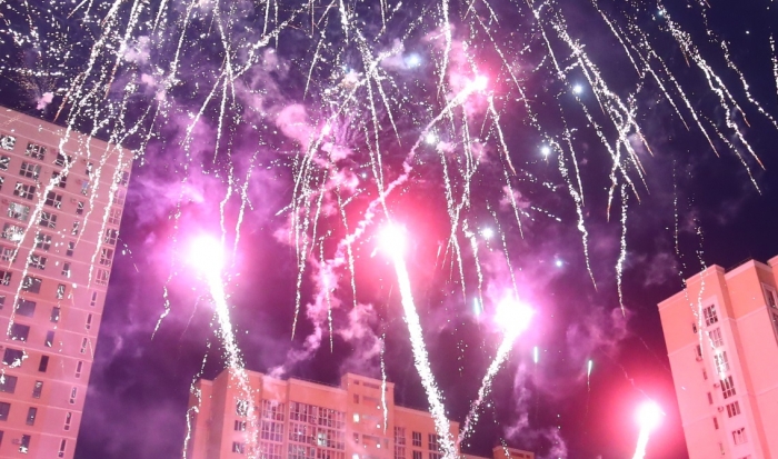 Волгоградцы обсуждают полуночный фейерверк во дворе жилого дома