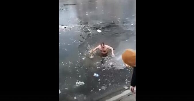 Астраханец полез в ледяную воду, чтобы спасти собаку
