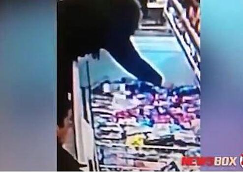 Видео: в супермаркете мужчина выронил 100 000 рублей и, не заметив, ушел