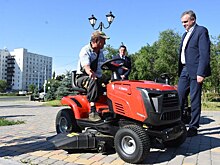 У оренбургских коммунальщиков появились маленькие тракторы для покоса травы