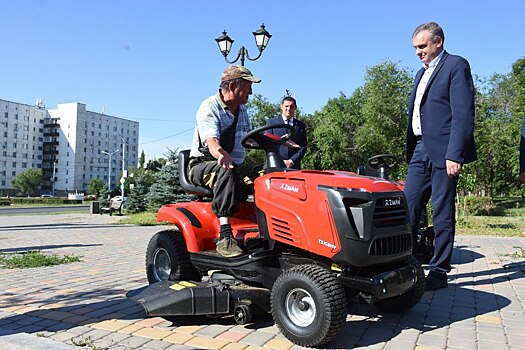 У оренбургских коммунальщиков появились маленькие тракторы для покоса травы