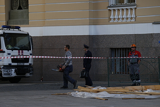 Часть фасада жилого дома обрушилась на тротуар в центре Москвы