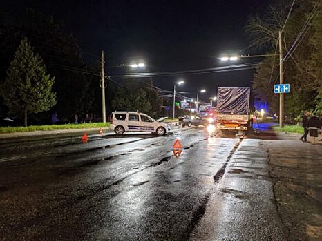 В Орле столкнулись «Ауди», «Ларгус» и «Тойота». Пострадали двое