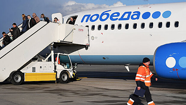 Самолет экстренно сел в Волгограде из-за курильщика