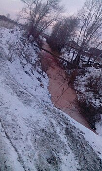 В Тюменской области одна из рек стала красной