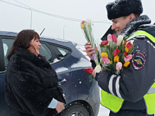 Госавтоинспекторы в Челябинской области подарили женщинам-автоводителям праздничное настроение, вручив прекрасные цветы