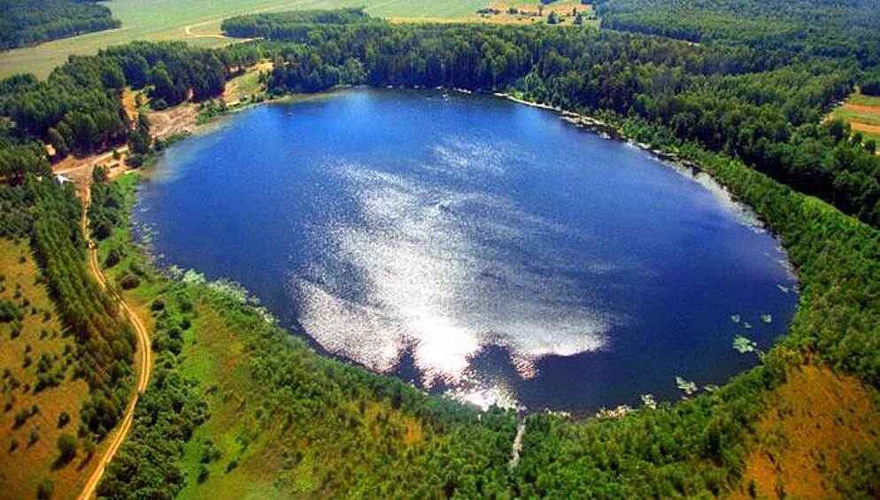 Четвертую позицию занимает озеро Светлояр в Нижегородской области. С озером связана легенда о затонувшем городе Китеже