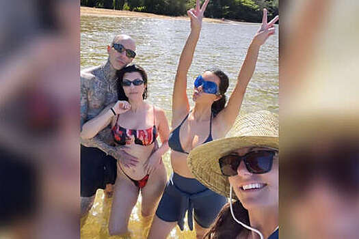 Ким Кардашьян опубликовала фото в купальнике на отдыхе с сестрой