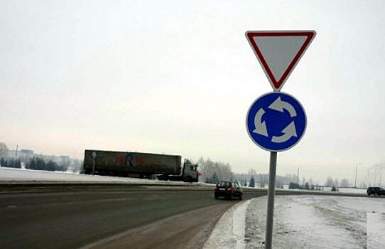 Какой поворотник и когда надо включать на перекрестке с круговым движением