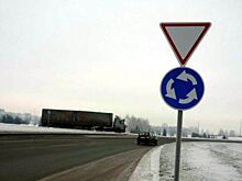 Какой поворотник и когда надо включать на перекрестке с круговым движением