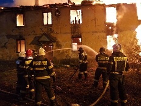 В Калуге на улице Азаровской сгорел двухэтажный дом