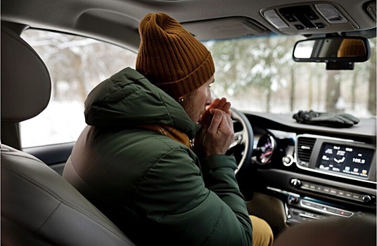 Водителям напомнили о штрафах за долгий прогрев автомобиля во дворах