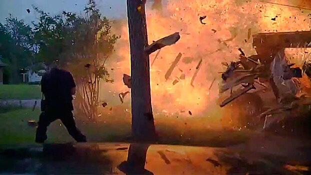Полицейский чудом спасся от огненного взрыва: видео
