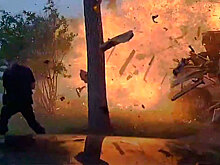 Полицейский чудом спасся от огненного взрыва: видео