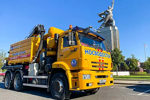 Коммунальную технику Москвы украсили ко Дню города