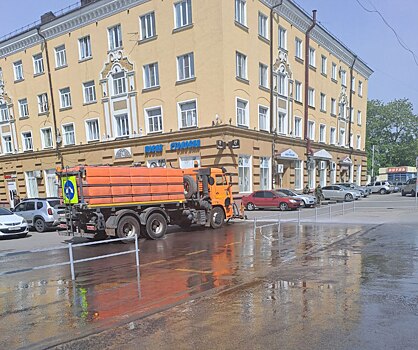 На дорогах Курска проходит влажная уборка