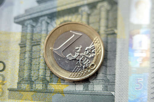 Курс евро на Мосбирже превысил 77 рублей впервые с 25 апреля 2022 года
