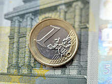 Курс евро на Мосбирже впервые с 1 июля упал ниже 55 рублей