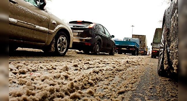 «Дорожную разметку разъело»: Жители Самары пожаловались на небезопасный реагент