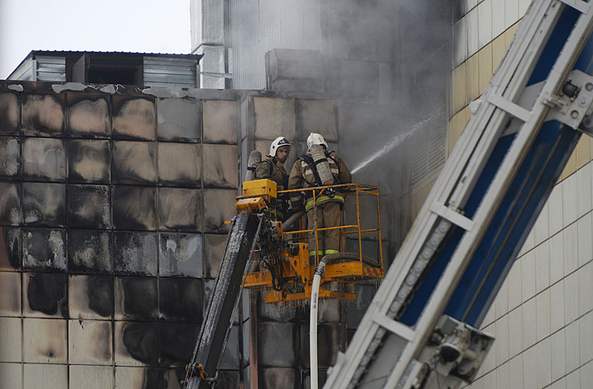  В результате пожара в ТЦ «Зимняя вишня» в Кемерово погибли, по последним данным, 55 человек