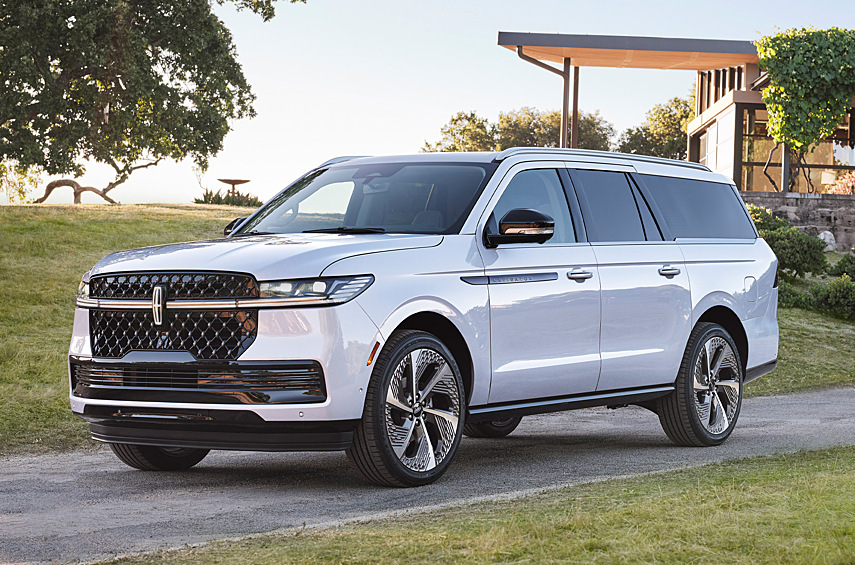 Lincoln Navigator. Полноразмерник от Ford Motor Company продается более скромными тиражами, нежели Escalade: 17 549 и 41 689 штук соответственно за 2023-й. Поэтому в прошлом году автомобиль сменил поколение и пытается привлечь покупателей новыми решениями. Силовая установка (3,5-литровый V6 EcoBoost мощностью 446 л.с. с двумя турбокомпрессорами и десятиступенчатый «автомат») перенесены с модели прошлой итерации, зато внешность и салон серьезно переделаны.