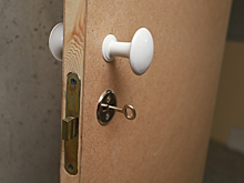 Квартиру с задыхающимся ребенком вскрыли спасатели в Новосибирске