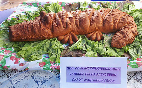 Крокодил из хлеба рассмешил ярмарку в Довольном