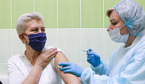 Пенсионерам заплатят 10 тысяч за вакцинацию